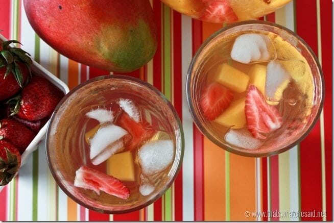 Strawberry Mango Water | http://homemaderecipes.com/healthy/12-fruit-infused-water-recipes/