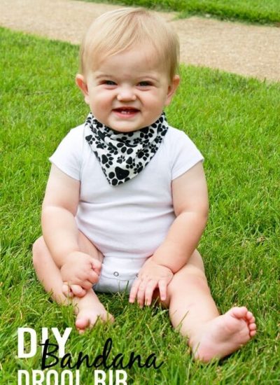 DIY-Bandana-Style-Drool-Bib-at-thatswhatchesaid.com