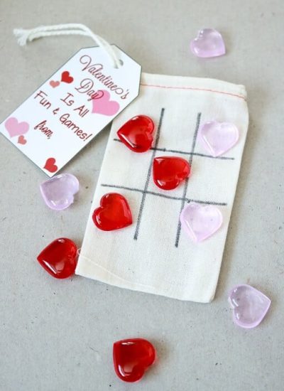 Heart Tic-Tac-Toe Valentine with free printable tag from www.thatswhatchesaid.com