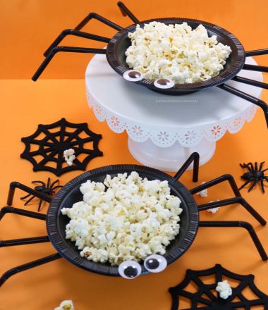Spider treat bowls filled with popcorn. A quick and easy Halloween Craft