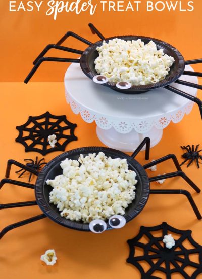 Spider treat bowls filled with popcorn. A quick and easy Halloween Craft