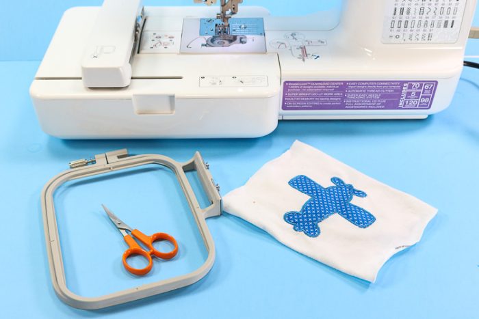 Embroidery machine, hoop and complete applique