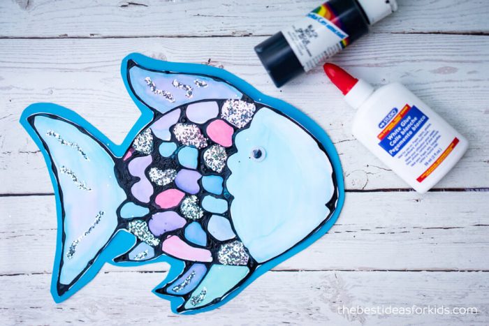 Rainbow fish craft using glitter.