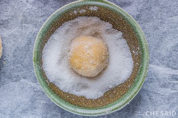 Rolling dough ball in sugar