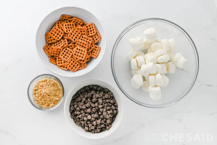 smore bites ingredients, pretzles, crushed graham crackers, marshmallows and chocolate chips